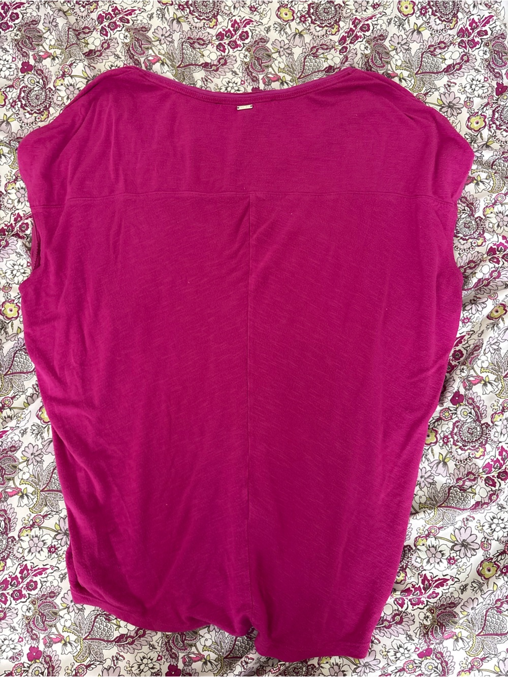 White House Black Market V-Neck Short Sleeve Top in Magenta - Picture 6 of 7